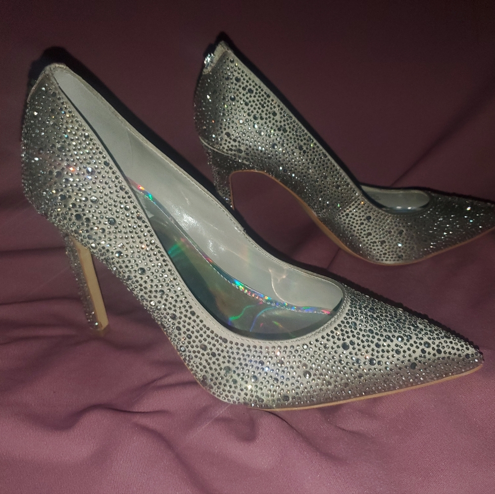 Size 7 1/2 women's high heel guess brand silver w/ sparkles